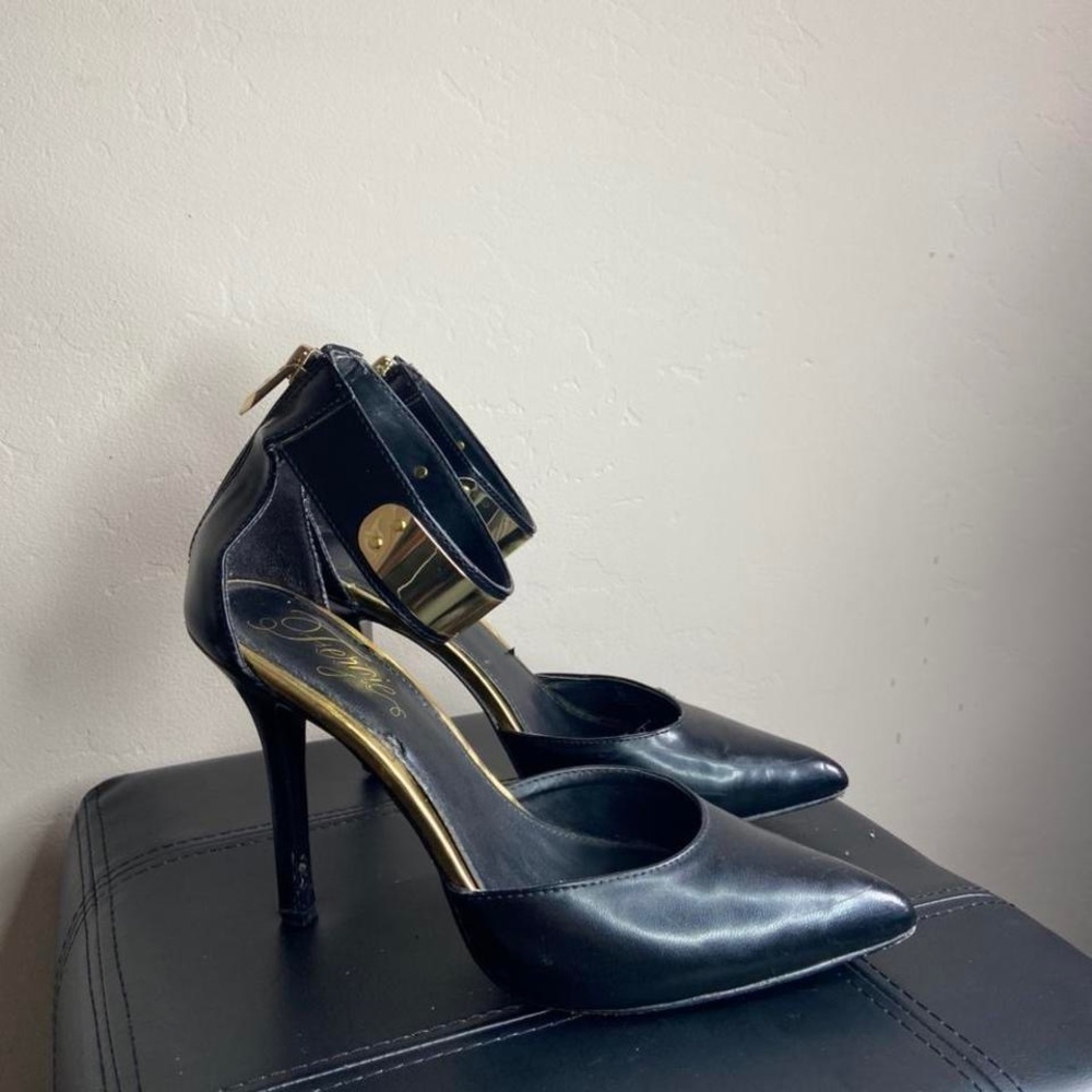 Fergie Black Leather w/Gold Pointed Heels